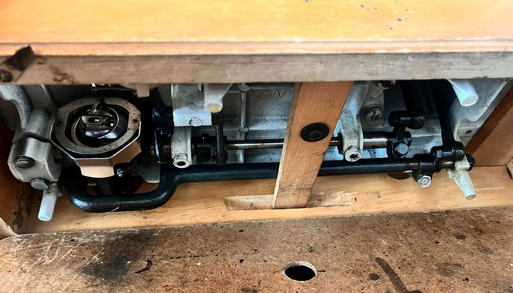 Masina de cusut electrica cu pedala Chaika