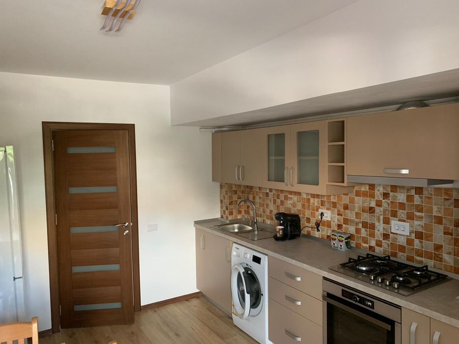 De închiriat apartament 2 camere – zonă centrală,