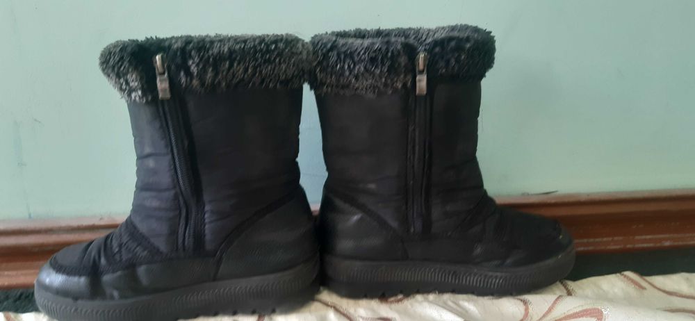 Болалар иссик оёк кийимлари сотилади