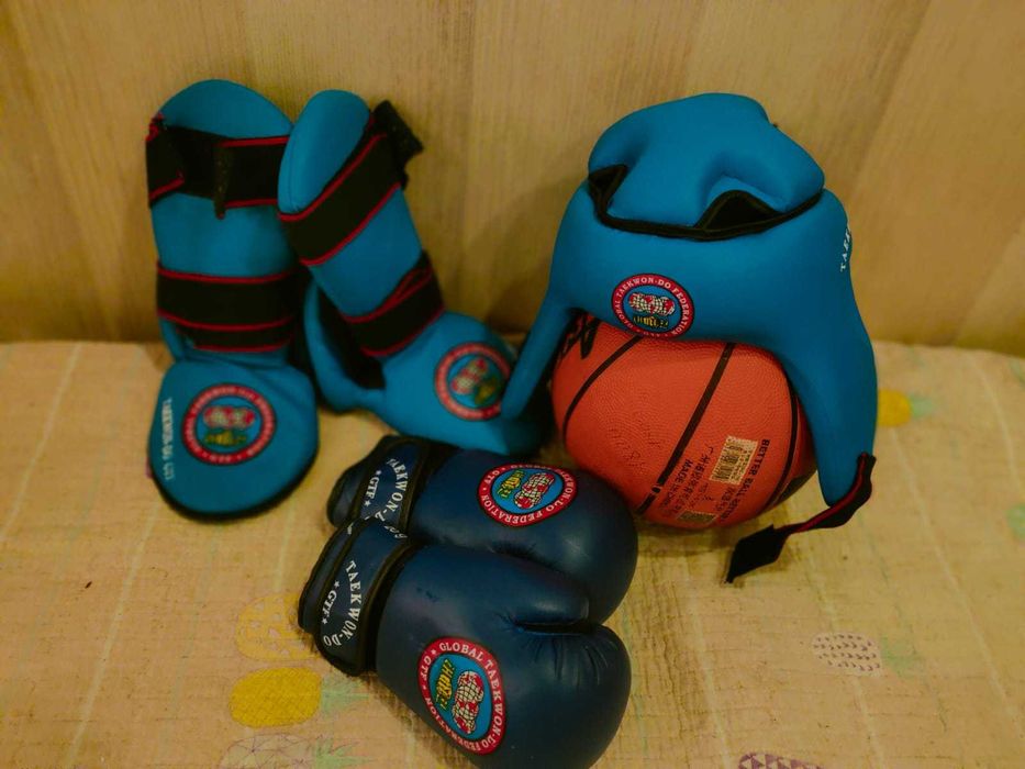продам шлем, перчатки, футы на таэквондо 5-7 лет в хорошем состоянии