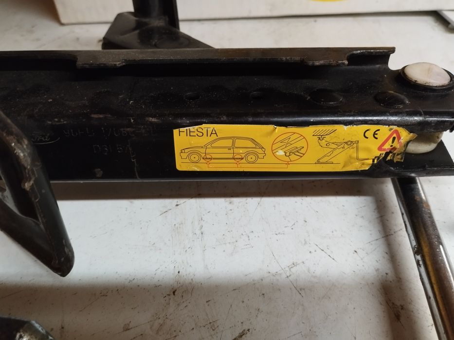 Продавам на части Форд Фиеста 2000г