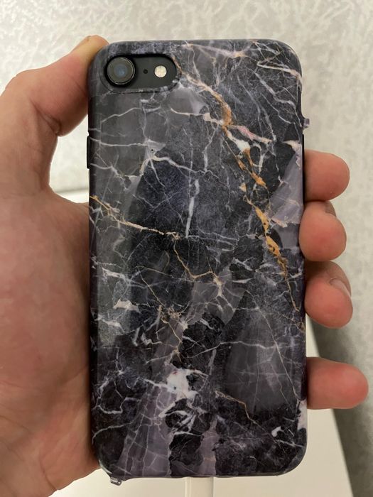 Продам IPhone 7.