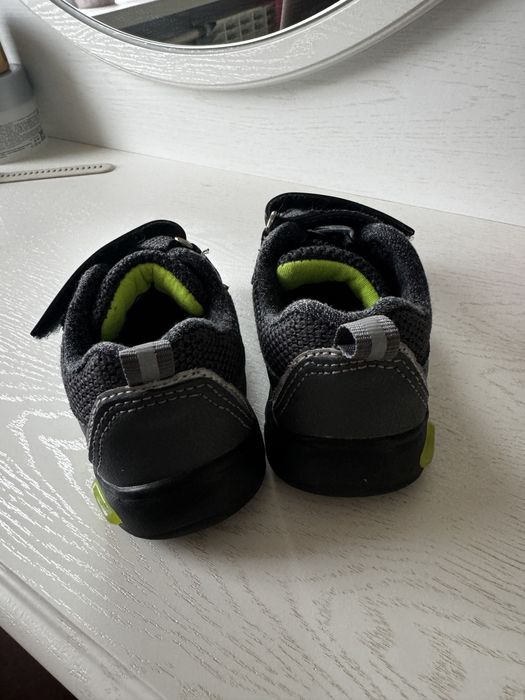 Детские кроссовки