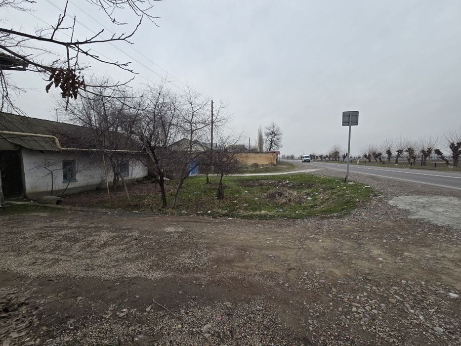 Yer sotiladi, O’rtasaroyda yo’l yuzida