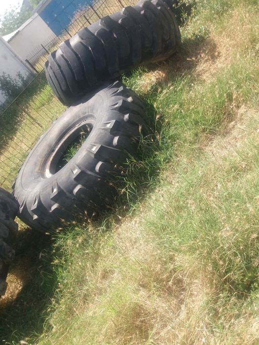 Шины БелАЗ, скрепер 4шт размер(27.00-33)