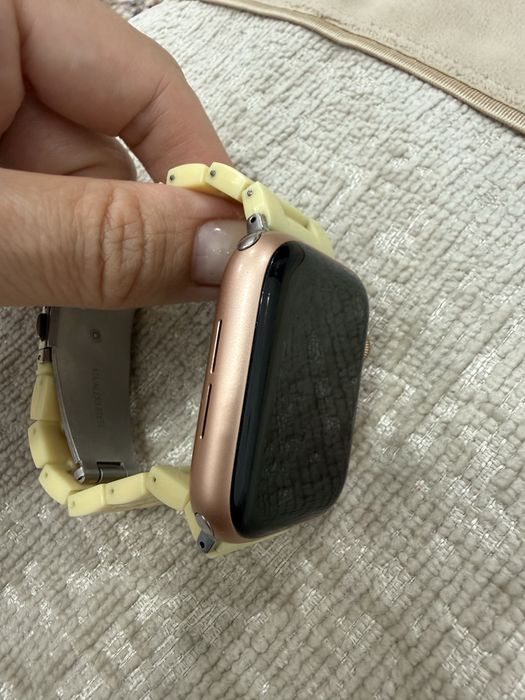 Смарт-часы Apple Watch SE 44 мм золотистый