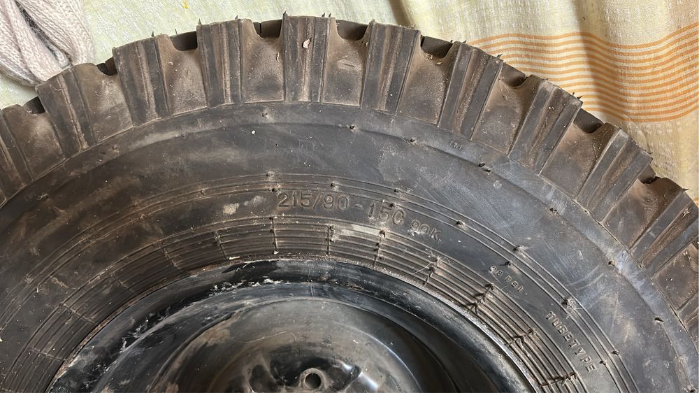 Шина и диск на автомобил уазик