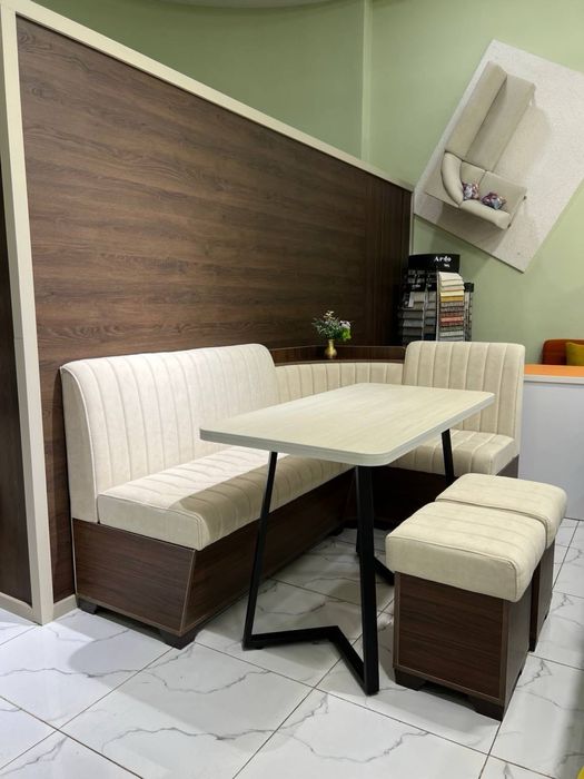 Кухонный уголок с сундуком под сиденьями.120*1.80 ОТ 3 млн и выше