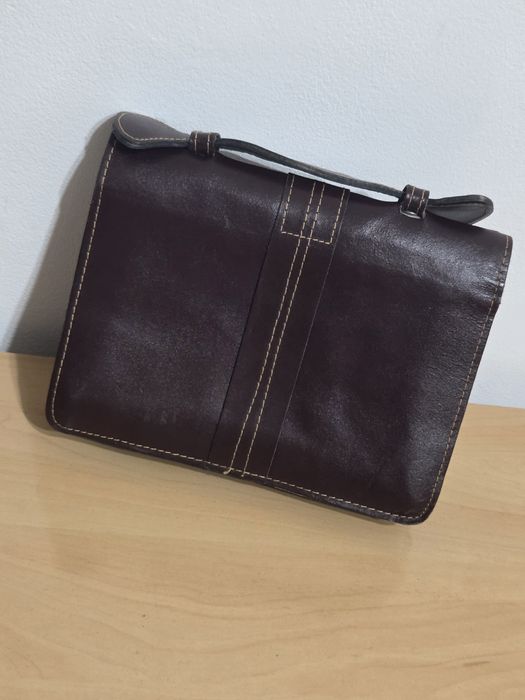 Geantă mesager din piele maro închis.