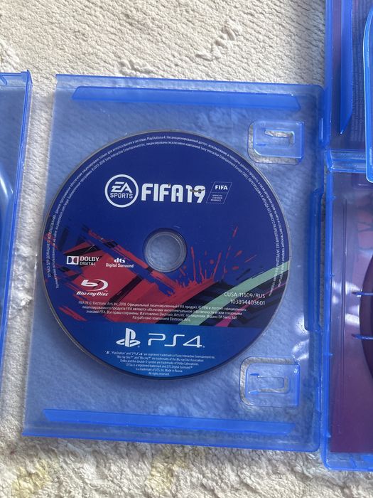 Продам PS4 Pro + 4 игры — рабочая, торг