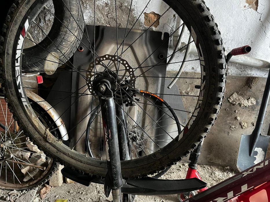 Три велосипеда, самокат.