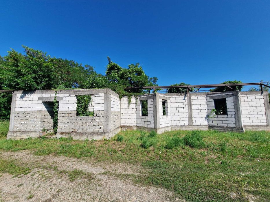 Vânzare teren cu construcții anexe
