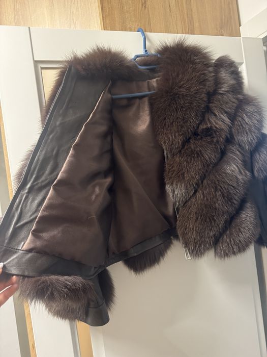 Blana naturala de vulpe in V maro ciocolatiu