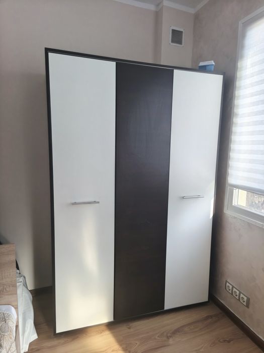 Трикрилен гардероб