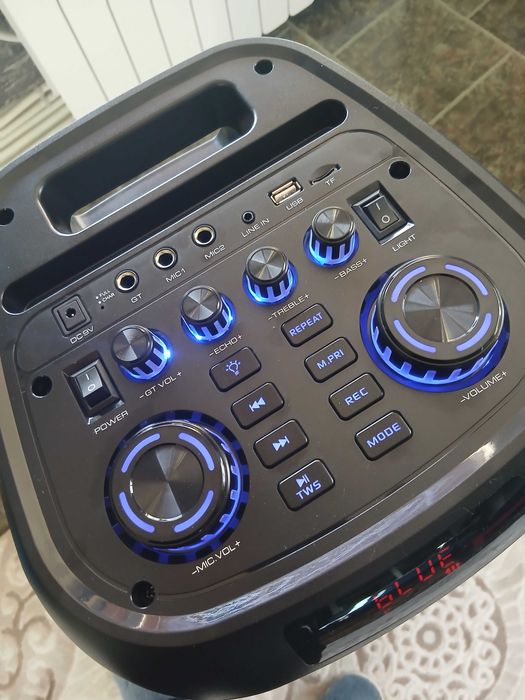 Тонколона с микрофон