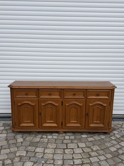 Дъбов бюфет – класически стил