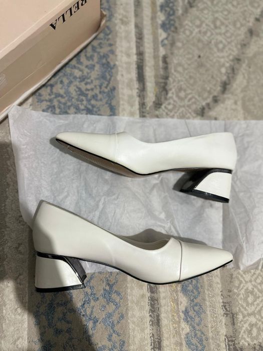 Аяк киімдер сатылады