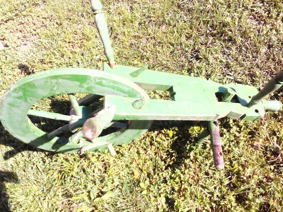 Чекрък за предене на вълна от 1937г,2 вретена и 4 бр.масури с размери