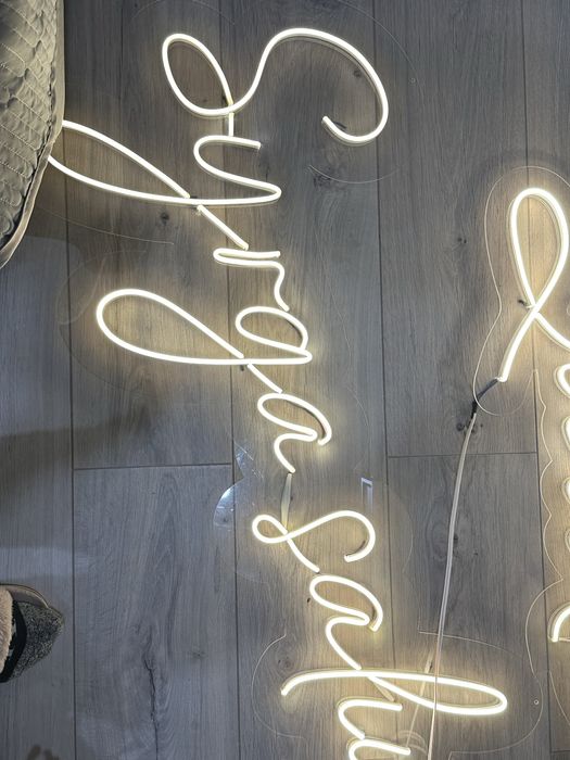 Неоновое сердце и надпись