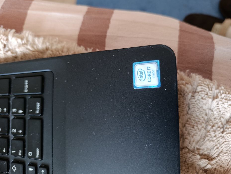 Продавам лаптоп DEEL