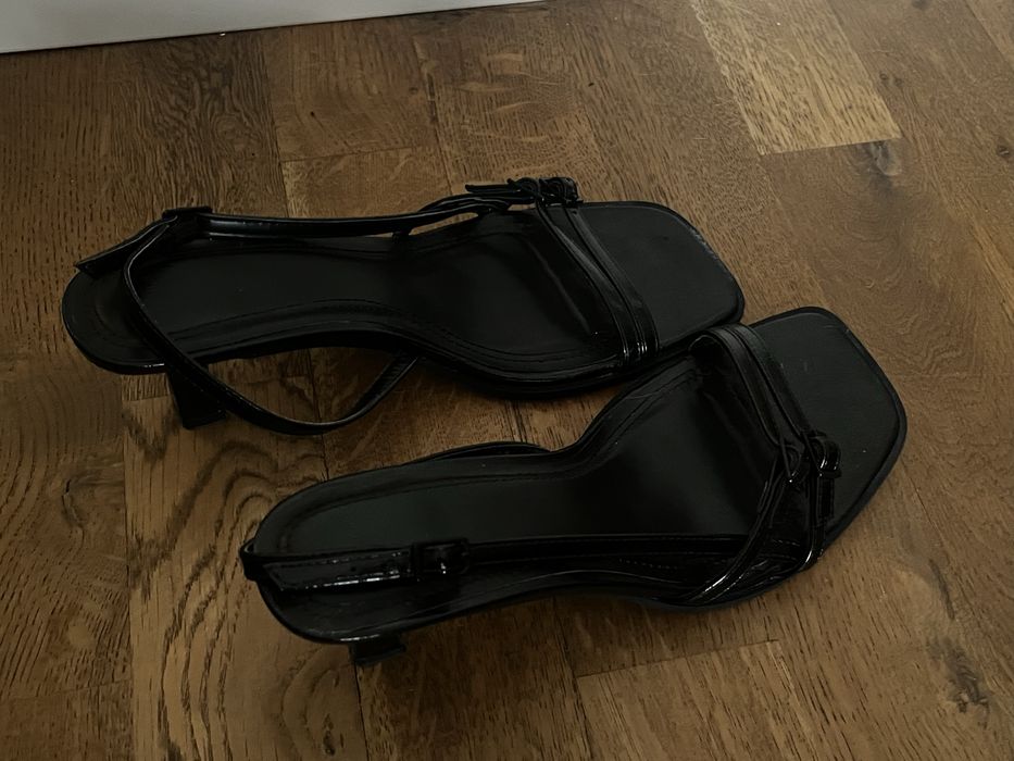 сандали на ток bershka kitten heel