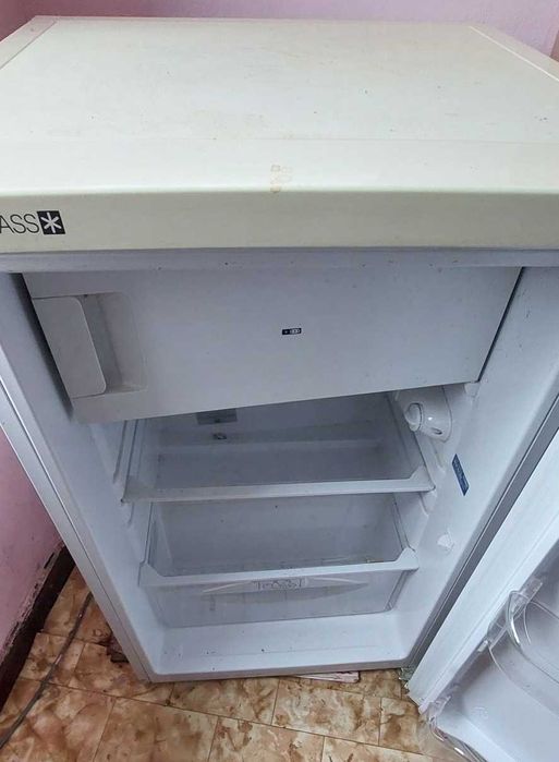 Продавам - малък хладилник с камера