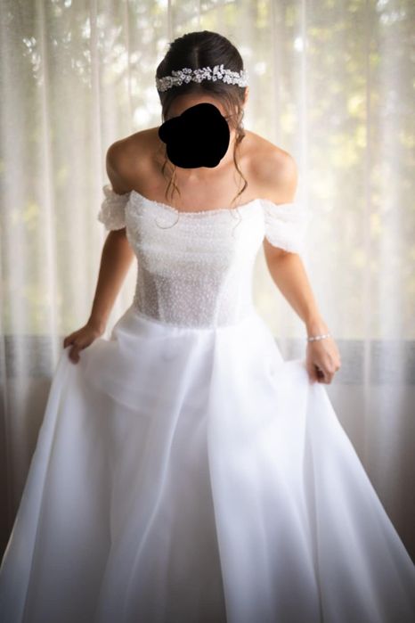 Сватбена рокля с паднали рамене