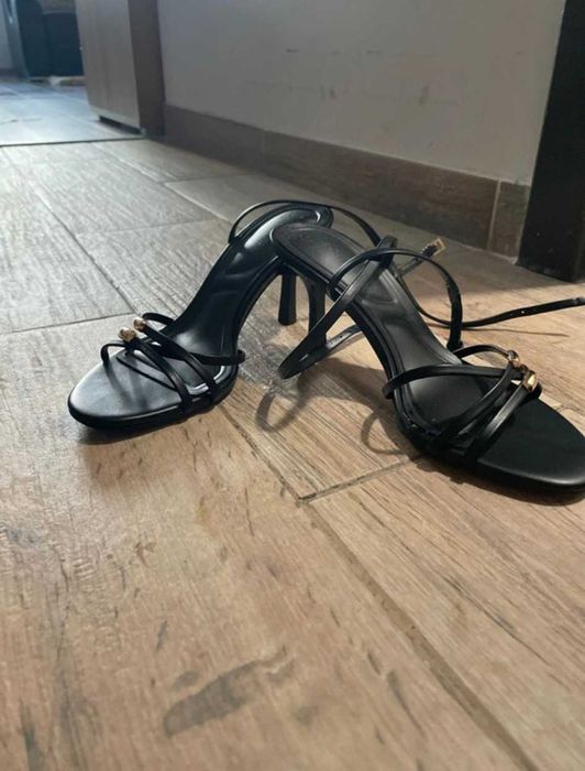Vand sandale cu toc stiletto