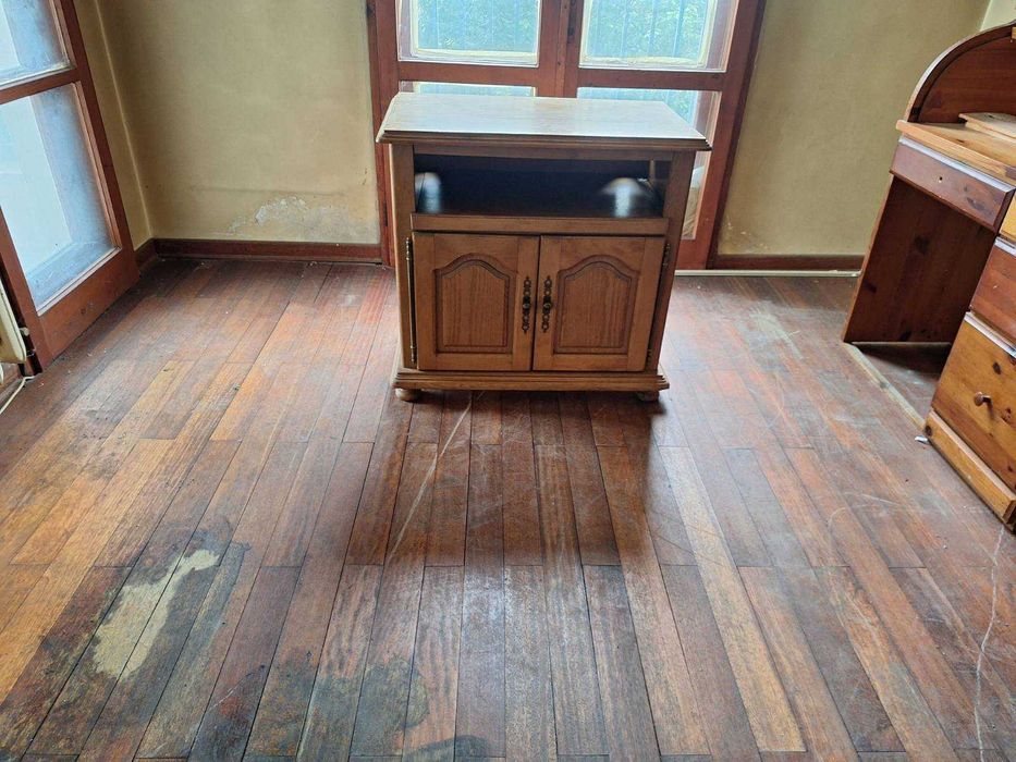 Дървен ТВ шкаф с вратички и отворен рафт