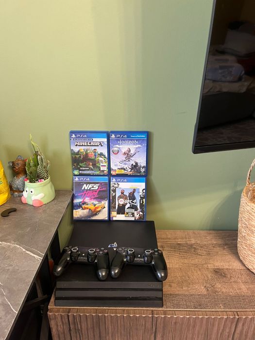 PS4 pro 1тб 2 джостика , 4 игры состояние идеальное