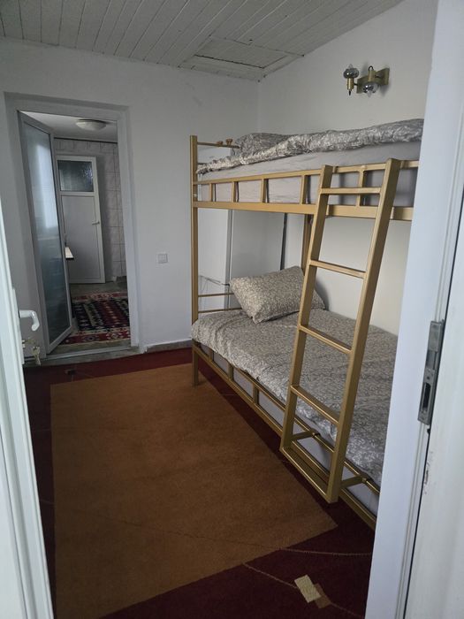 Cazare ideală, liniște, aer curat,grătar, baldachin pentru relaxare.