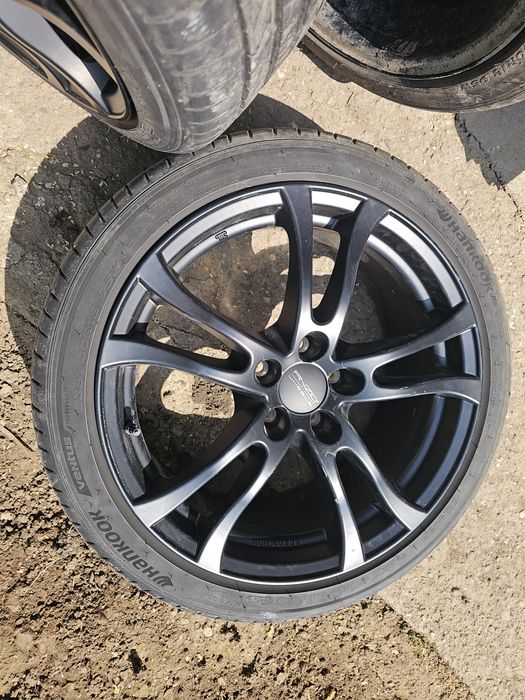 Jante aliaj 18” 5x108 + anvelope VARĂ Hankook 245/40 R18
Anvelopele sunt aproape noi (rulate ~200 km)
O anvelopă are o zgârietură superficială (nu a