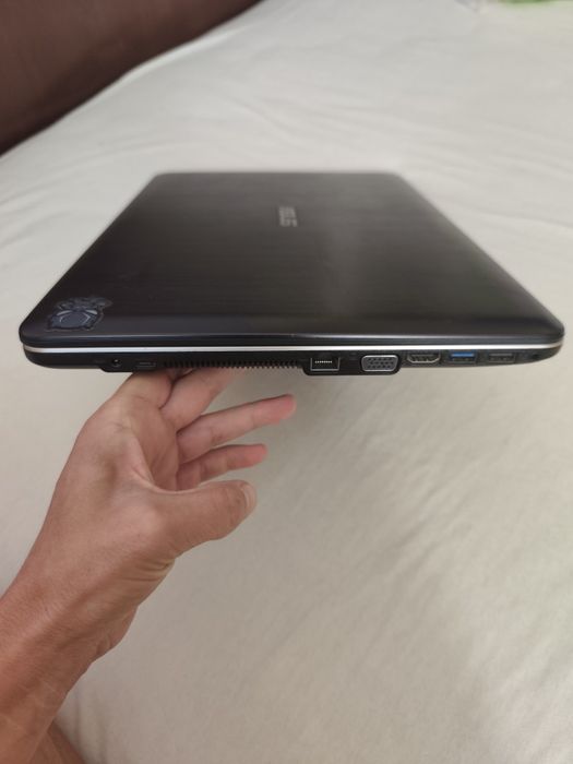 Лаптоп Asus r540y