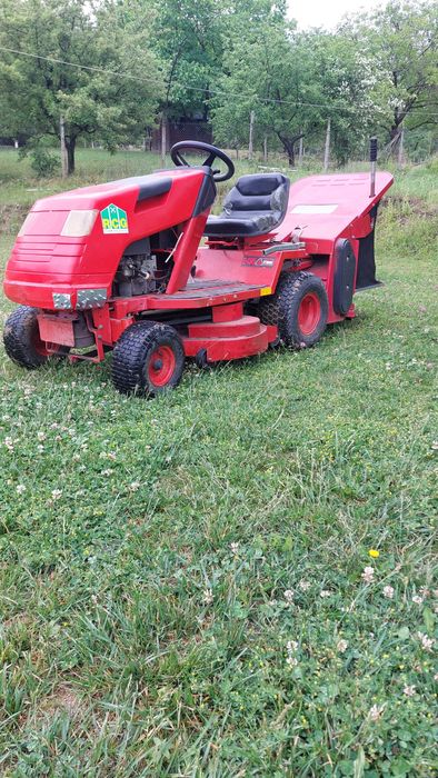 Vând tractoras de gazon