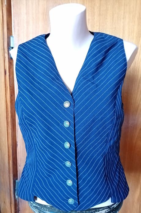 Дамски костюм с дълъг блейзър, елек и панталон