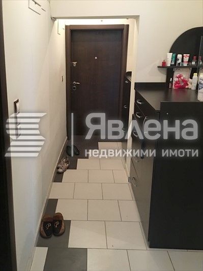 Двустаен апартамент с потенциал за преустройство в тристаен