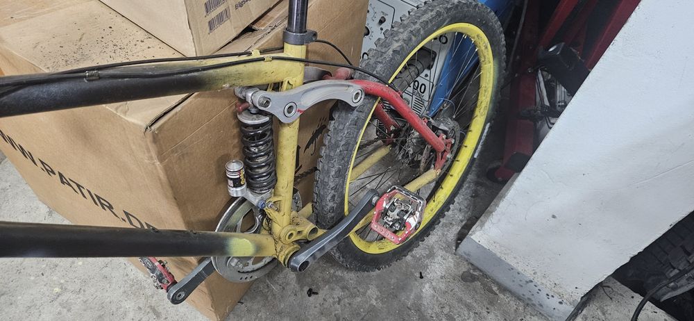 Продавам колело 26 "за скоци Downhill