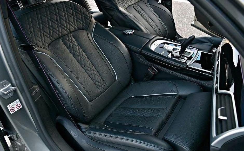 BMW M760 V12 • xDrive LONG • 4 seats • Individual