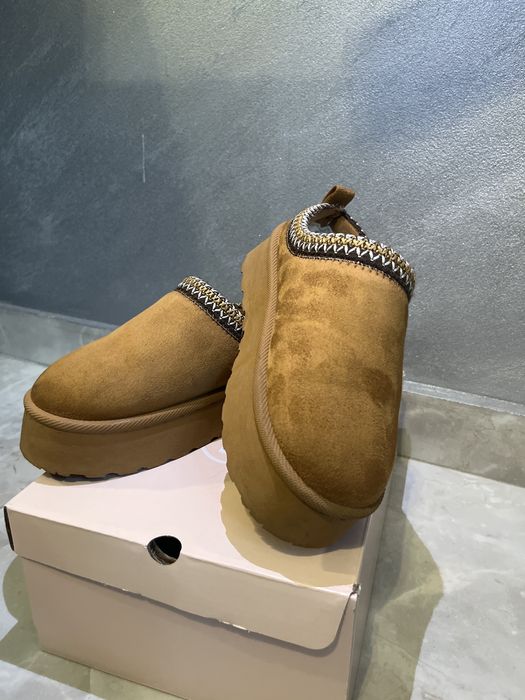 UGG de culoare maro iarna