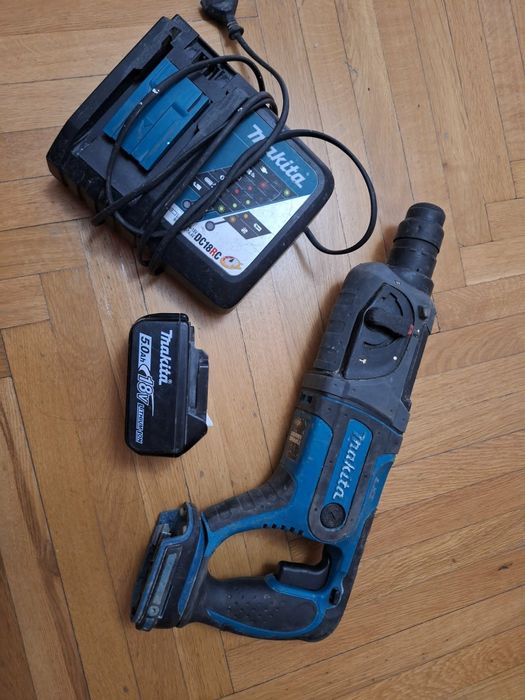 Filetante MAKITA cu impact 1/2, mandrina, acumulatori și incarcator