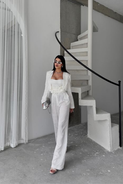 Дамски бял костюм от 3 части – сако, топ и широк панталон