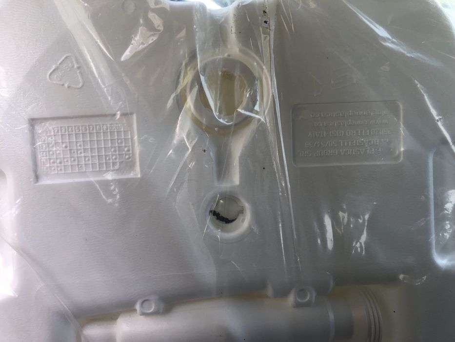 Бял рекламен плажен чадър и стойка за чадър тип туба