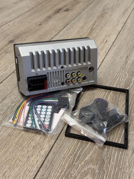 Автомагнитола с экраном, магнитофон универсальный