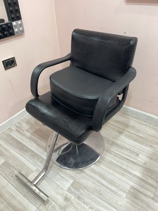 Продам парикмахерское кресло