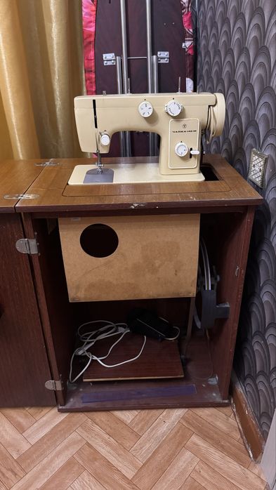 Швейная машинка Чайка 142М