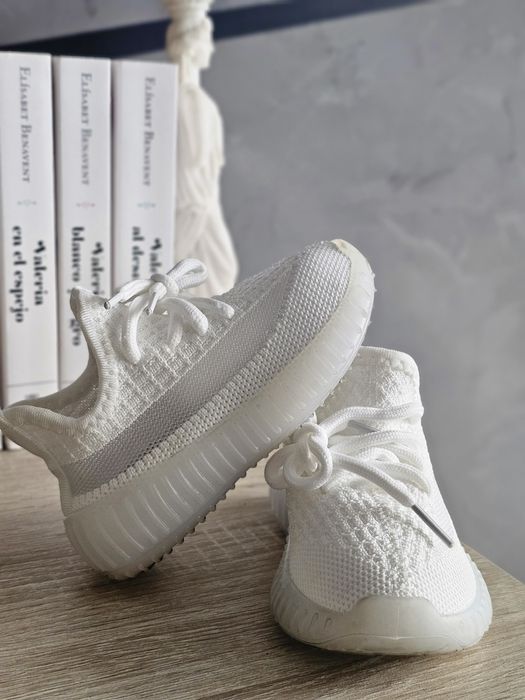 Adidasi Baby Yeezy - 23