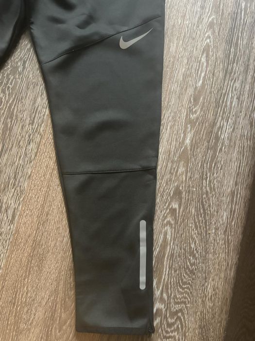 Долните на Nike.