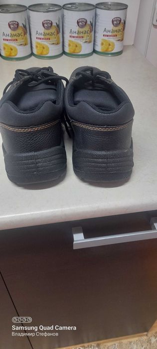 Работни обувки с метални бомбета, и метална подметка.