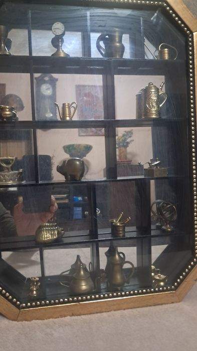 Vitrina cu 17 miniaturi din bronz