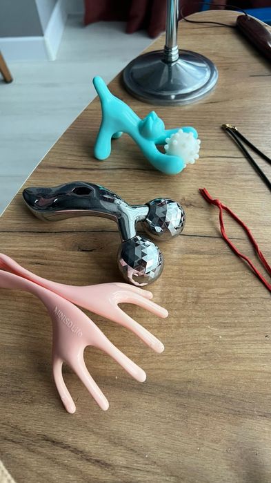 Массажёры и зеркало и брелки